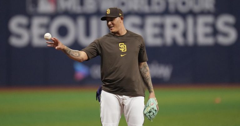 Padres step up to lift Manny Machado, who has lifted them